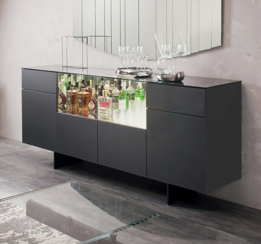 Schrank zur Aufbewahrung von Geschirr im Wohnzimmer im minimalistischen Stil
