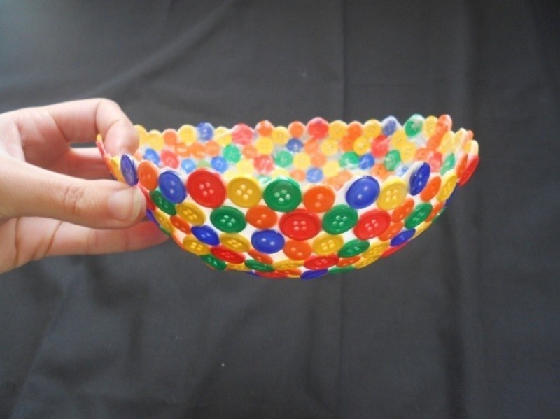 Kā izgatavot oriģinālu amatniecību no pogām, līmes un balona