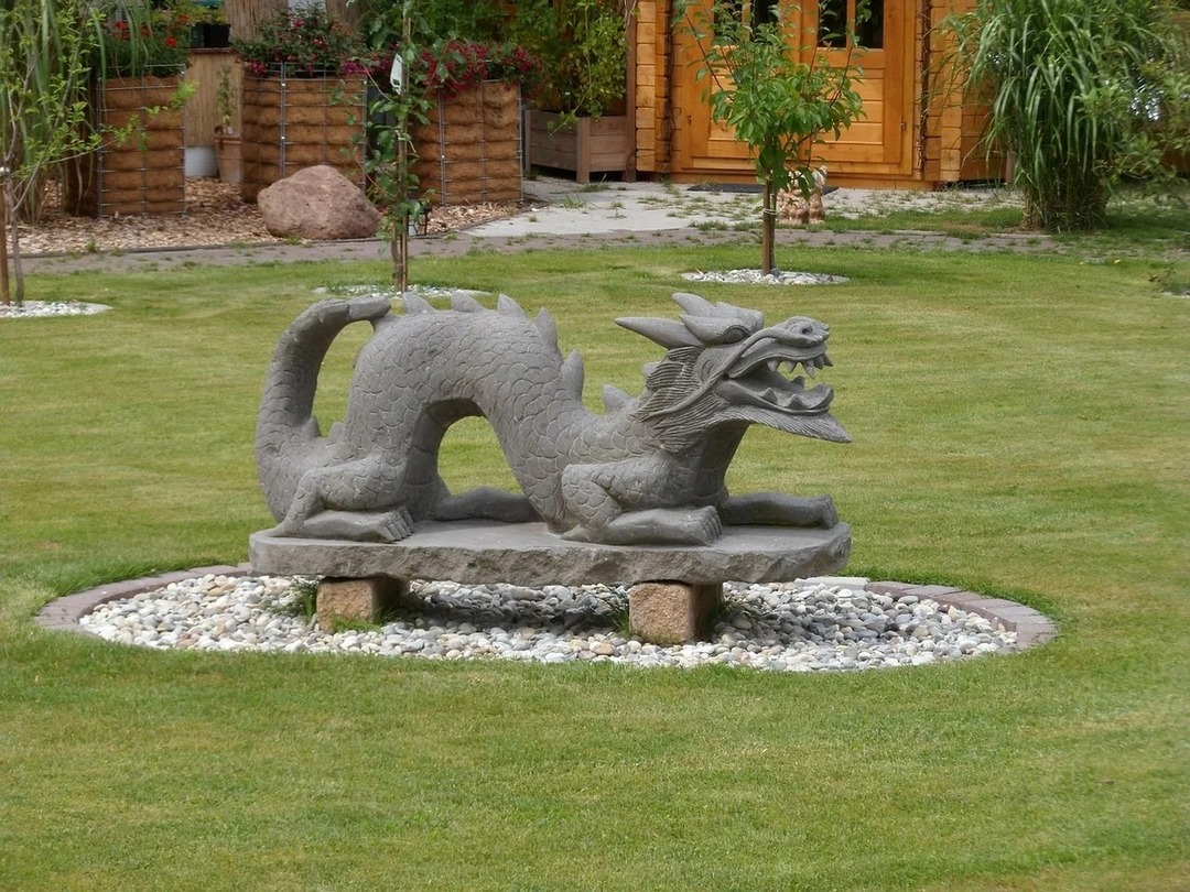 jardín esculturas dragones