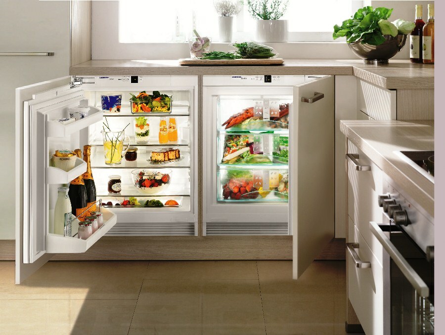 Beépített hűtőszekrény a konyhaablak alatt
