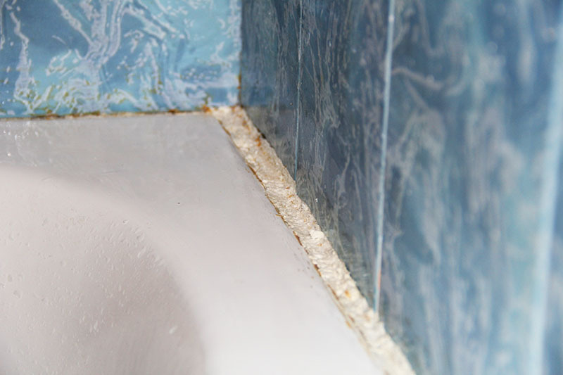 Hvordan lukke et stort gap mellom et bad og en vegg: velprøvde metoder