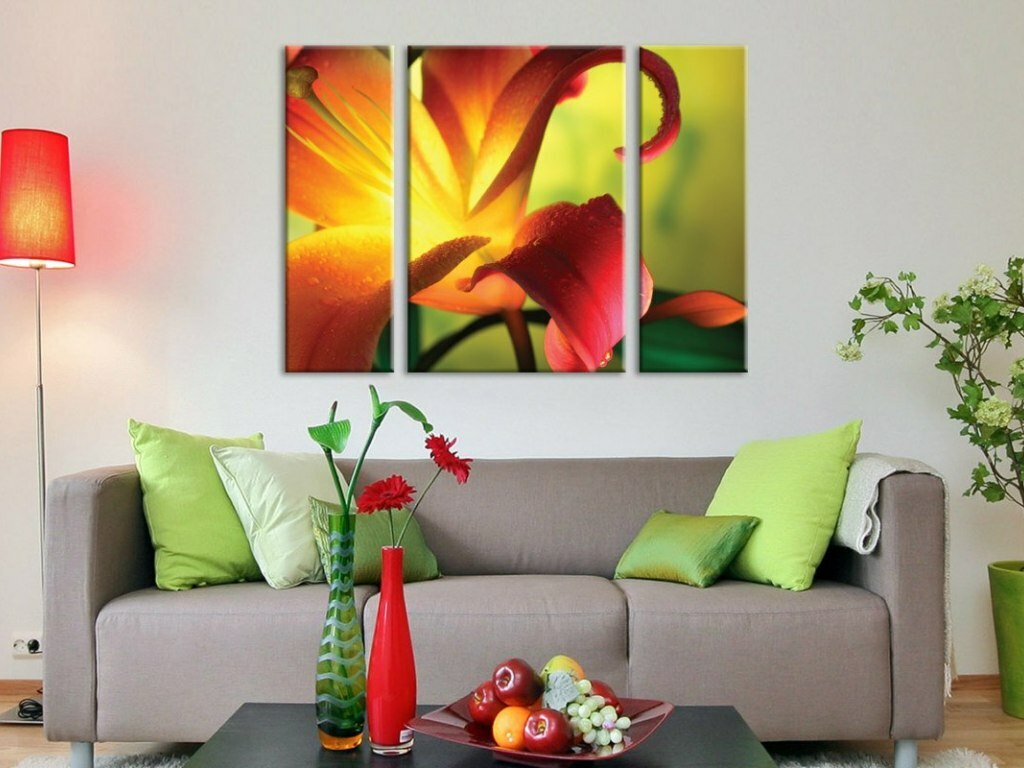 Decor with modular paintings of the hall in the apartment