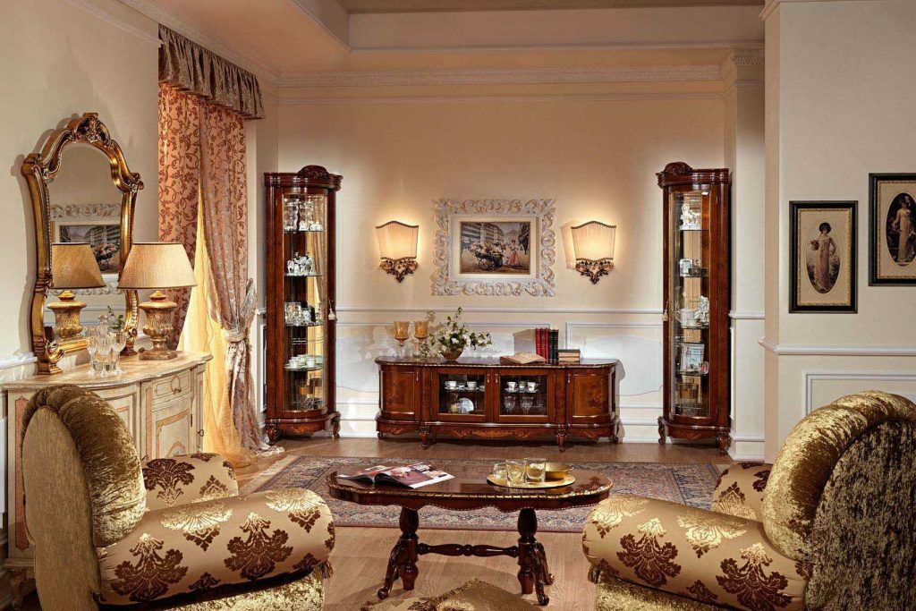 Geschirr in einem Wohnzimmer im klassischen Stil platzieren