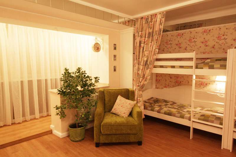 El área de dormir está separada del espacio general por cortinas.