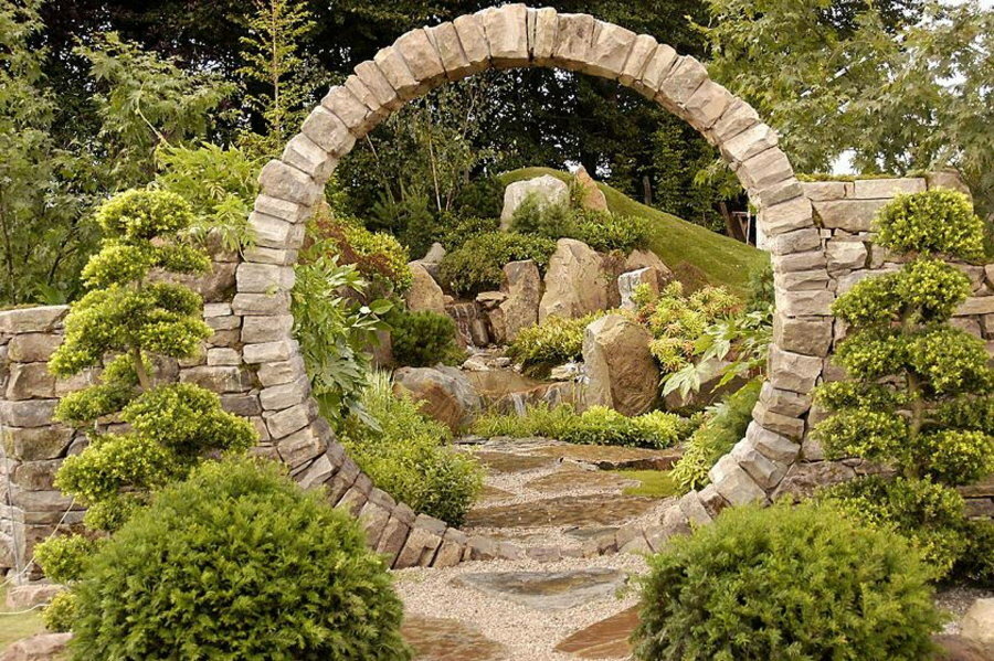 Okrągły łuk ogrodowy wykonany z naturalnego kamienia