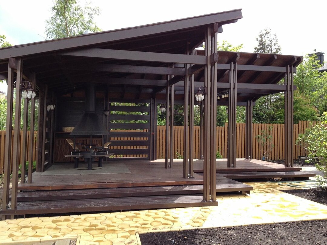 Gazebos en métal et bois pour l'été pour une résidence d'été: simple et beau, photo