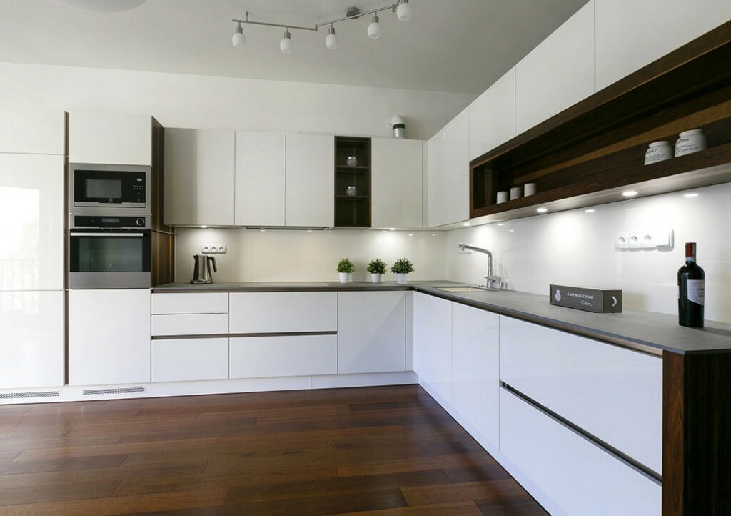 Fehér beépített szett modern stílusú konyhában