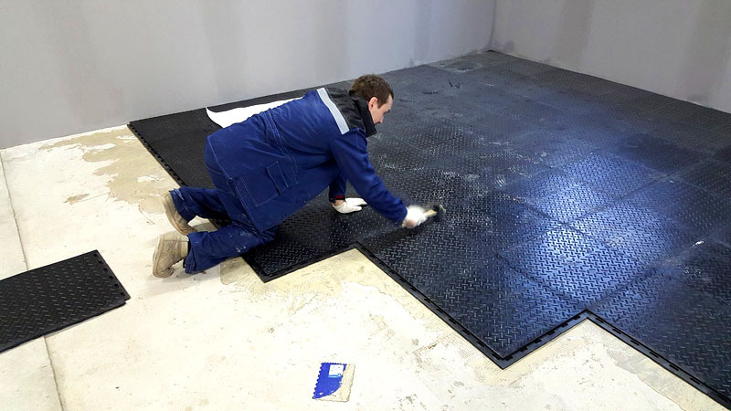 Rubber is een moderne maar dure optie voor vloeren op een betonnen ondergrond in een garage