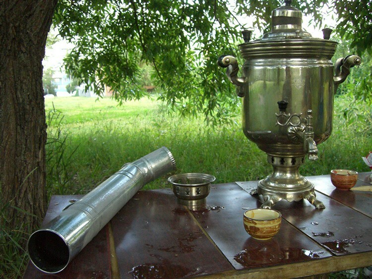 Un samovar au feu de bois présente un certain nombre d'avantages par rapport à un analogue alimenté à l'électricité.