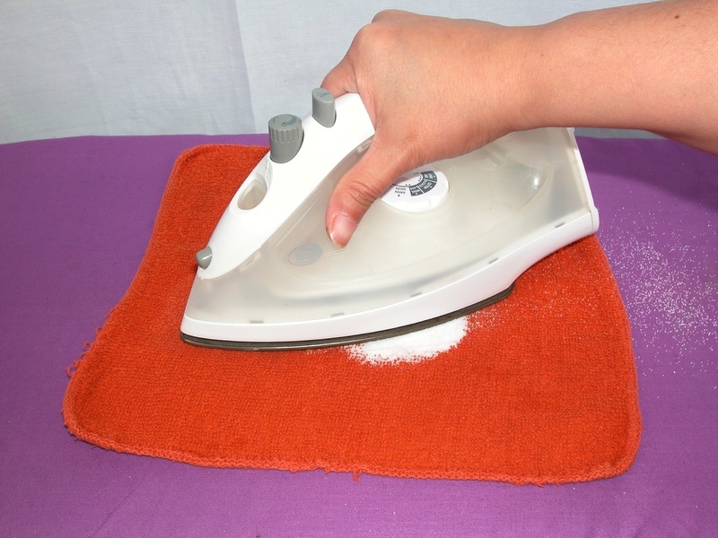 Reinigen das Eisen aus dem verbrannten Gewebe: Teflon oder Keramik Sohle zur Verfügung stehende Mittel