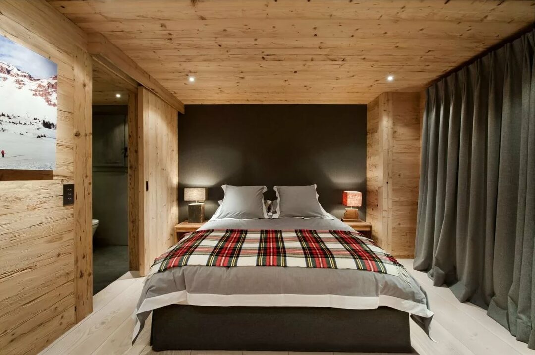 Dormitorio en una casa de madera: diseño de una habitación con un hermoso interior, foto.