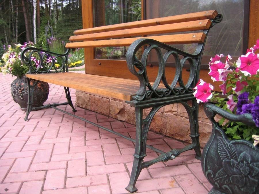 Garden bench on cast iron supports