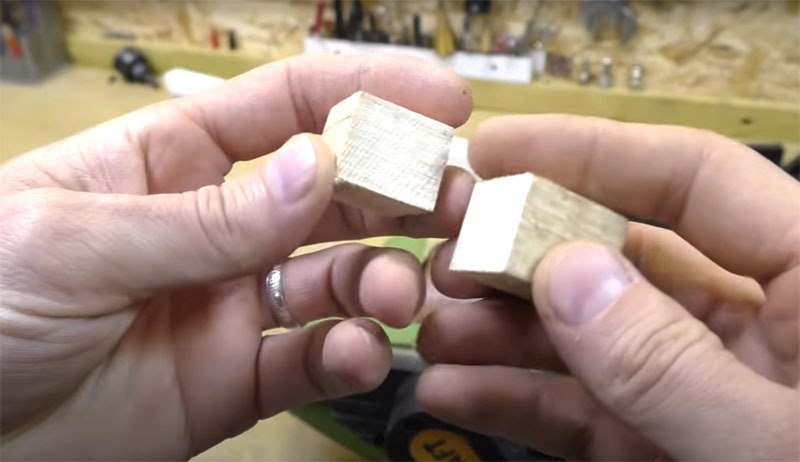 Você precisa fazer tampas em ambos os lados do corte. Eles são fáceis de fazer a partir de um pedaço de madeira.