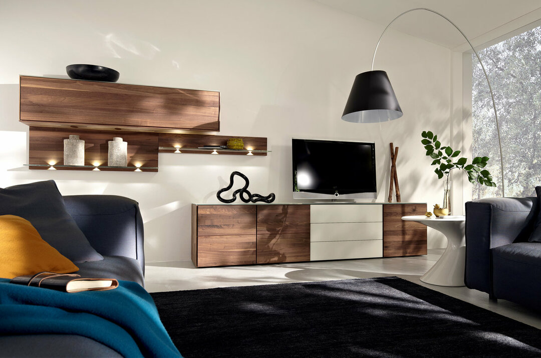 Anordnung der Möbel in einem Wohnzimmer im minimalistischen Stil