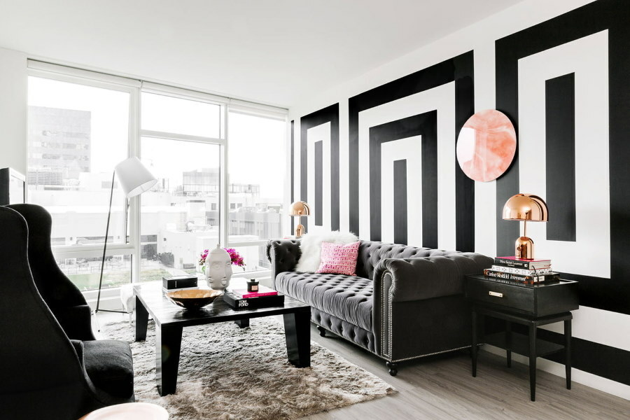 Černé a bílé vzory na stěně obývacího pokoje