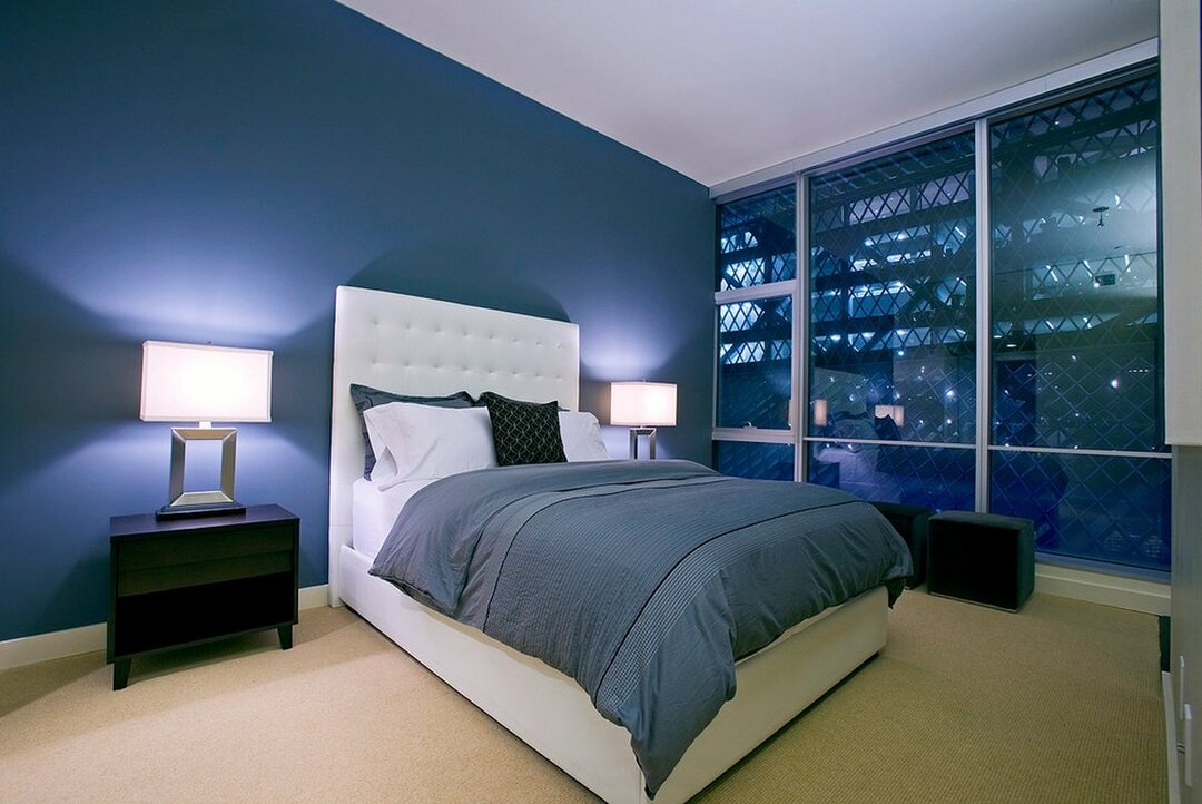 Interiér pohodlnej spálne v modrých tónoch