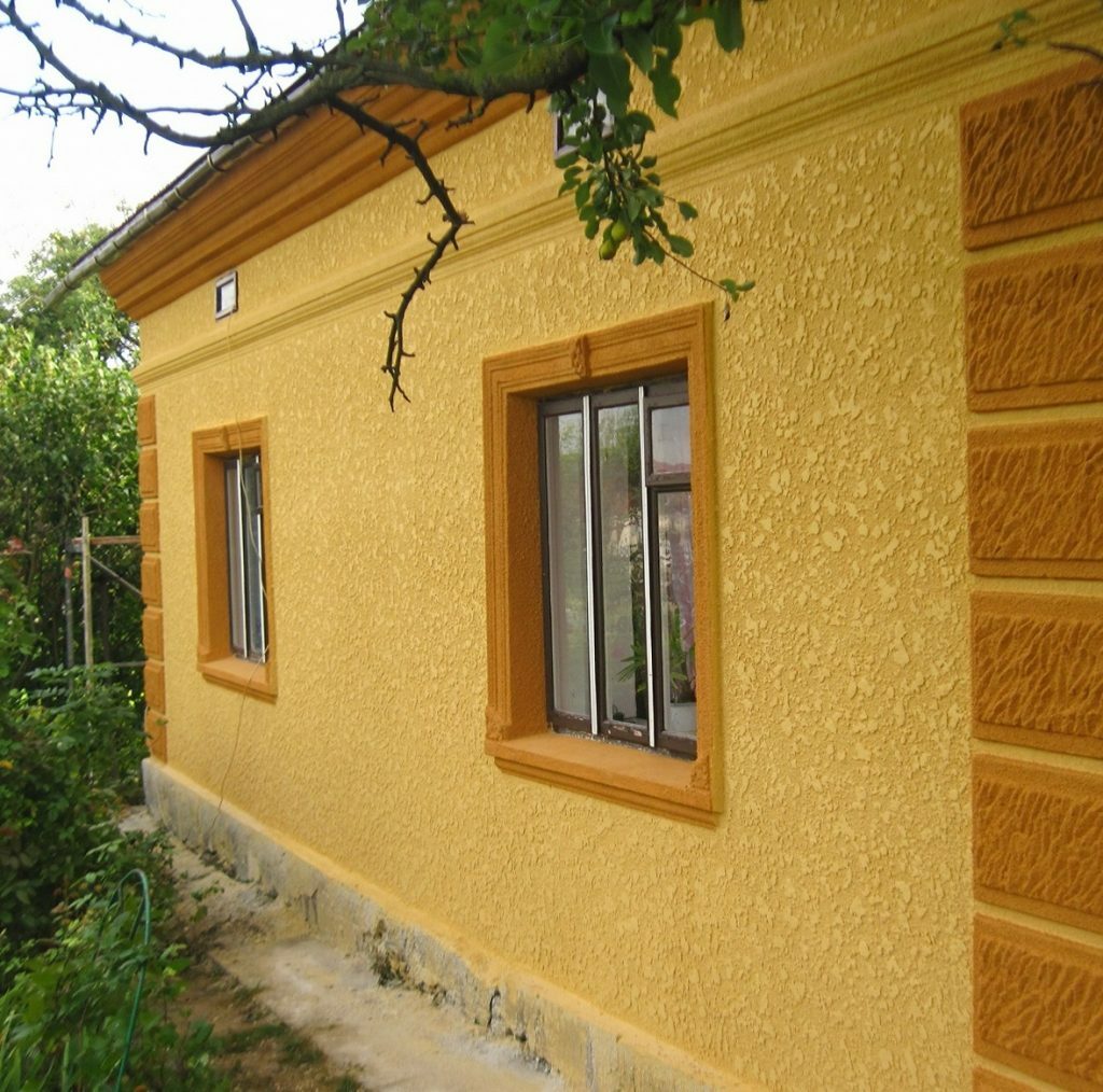 Acrylic plaster on the facade of the house