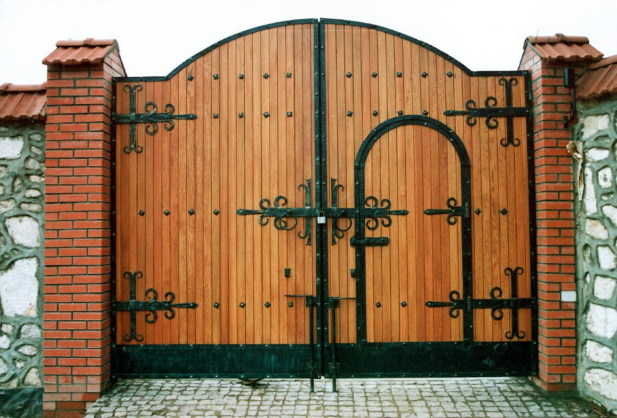 Wooden paneling of the courtyard gate with a wicket
