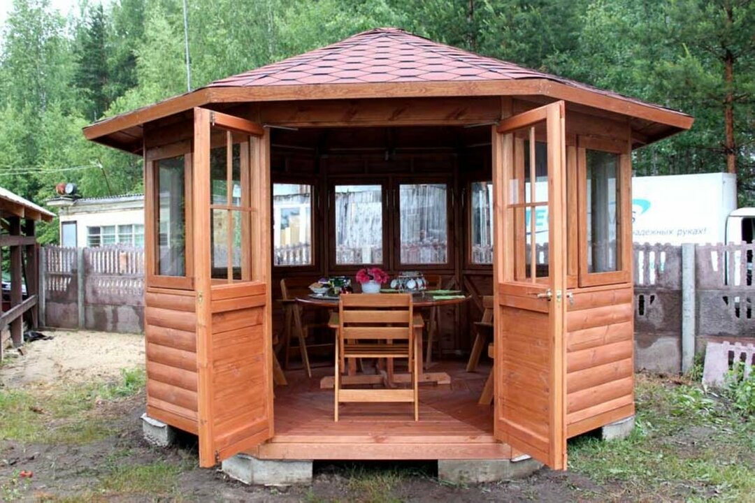 Gazebo redondo para residência de verão: de madeira, com cúpula, lindas opções para rotunda