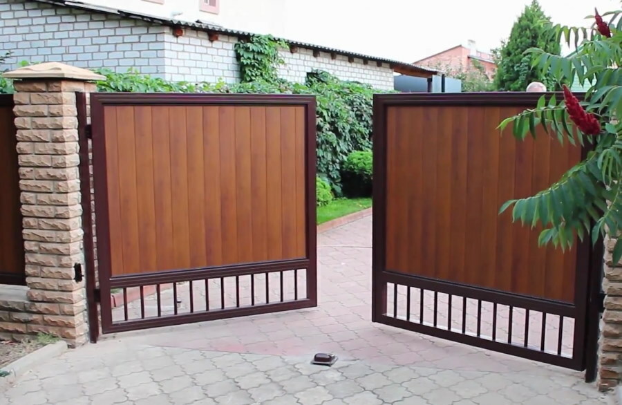 Swing gates in the courtyard of a country house