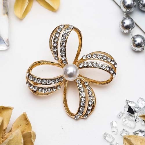 Brooch Bow with pearl, white in gold
