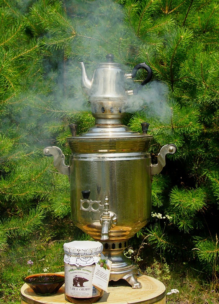 Au moment de brûler du bois dans un samovar, mettre un tuyau sur le foyer pour évacuer la fumée.