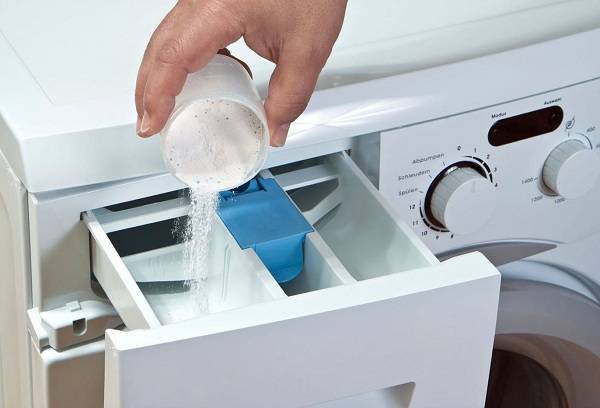 Kur užpildyti skalbimo mašinoje esantį oro kondicionierių ir kaip tai padaryti teisingai?