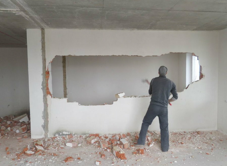 Abriss einer gemauerten Trennwand in einer Einzimmerwohnung
