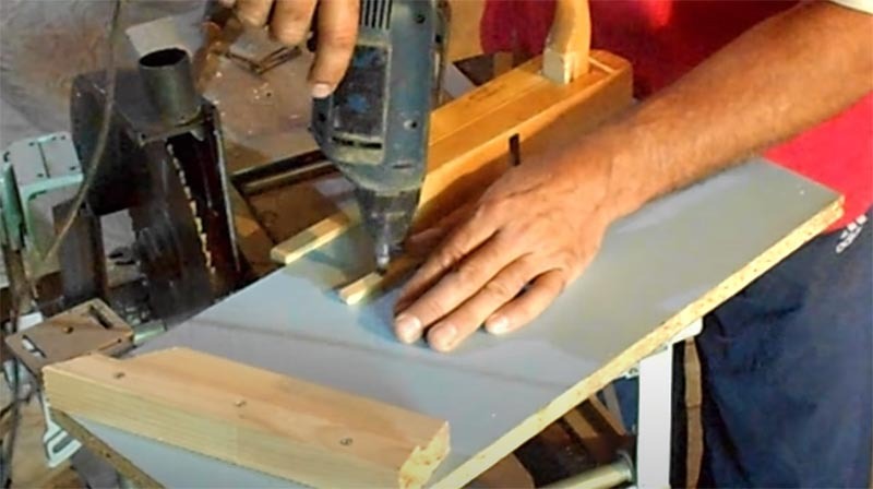 Slats-guides are fixed on self-tapping screws to laminated chipboard