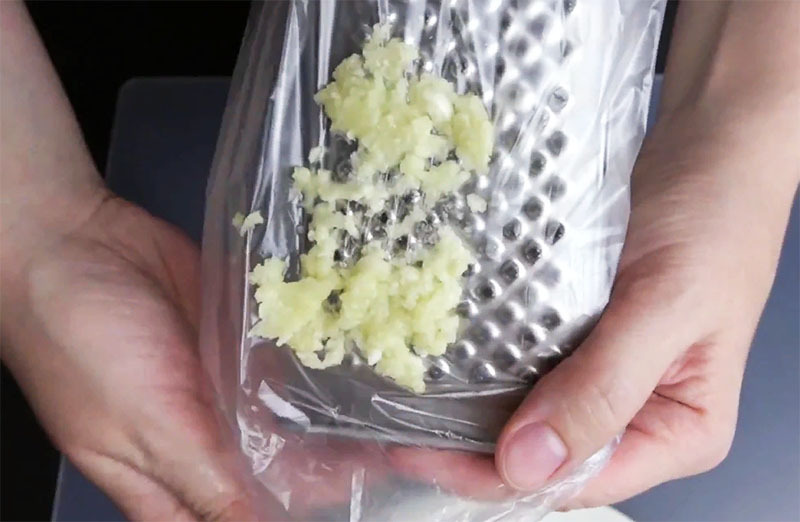 Una bolsa ralladora te ayudará a rallar rápidamente el ajo si tu prensa de ajo no funciona por alguna razón.