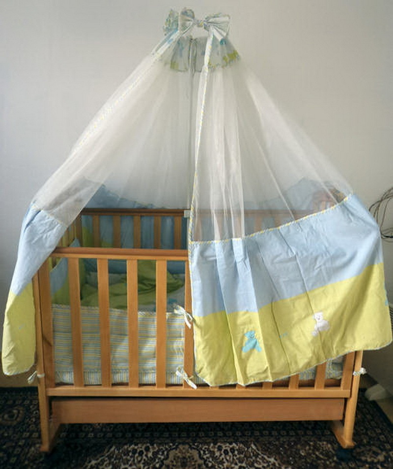 Dossel combinado em torno do perímetro da cama de bebê