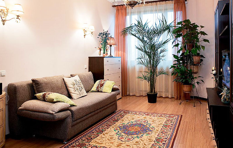 Na środku pomieszczenia umieszczono klasyczny dywan z geometrycznymi i kwiatowymi nadrukami.