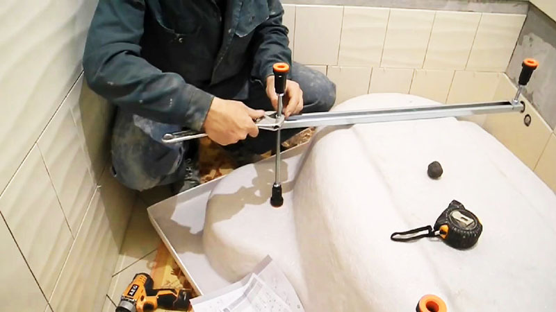 Benene på badekarret kan let installeres af dig selv