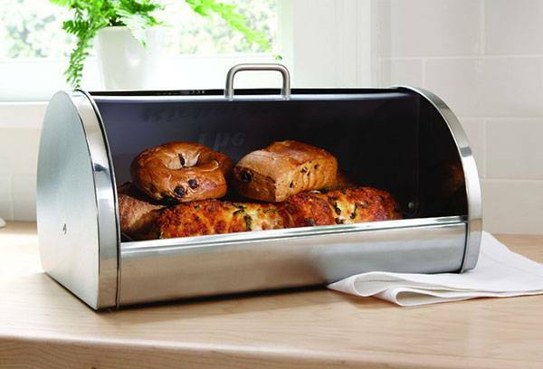 Hoe oud brood zacht te maken in een magnetron of oven