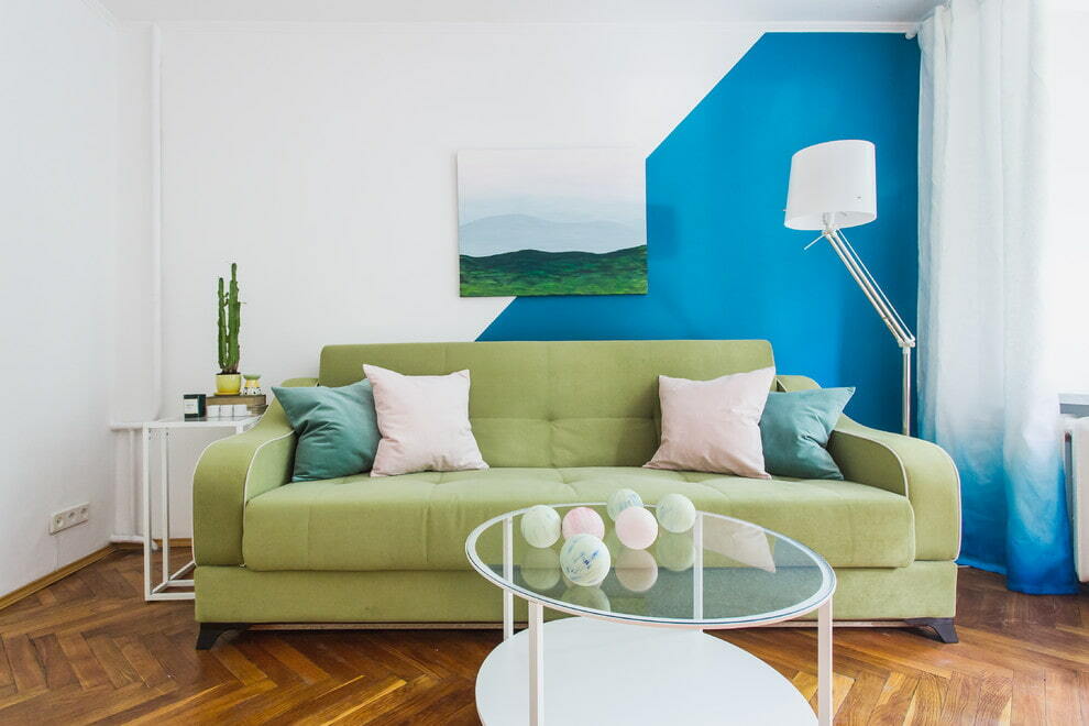 Malba na obývací stěně kontrastními barvami