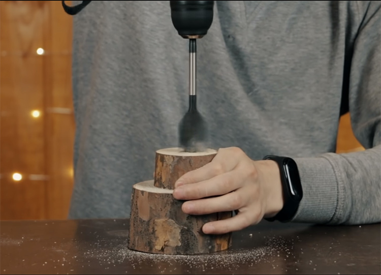 In the highest part of the preform is necessary to make the recess. For this special drill is useful, but it is possible to work manually, choosing wood chisel