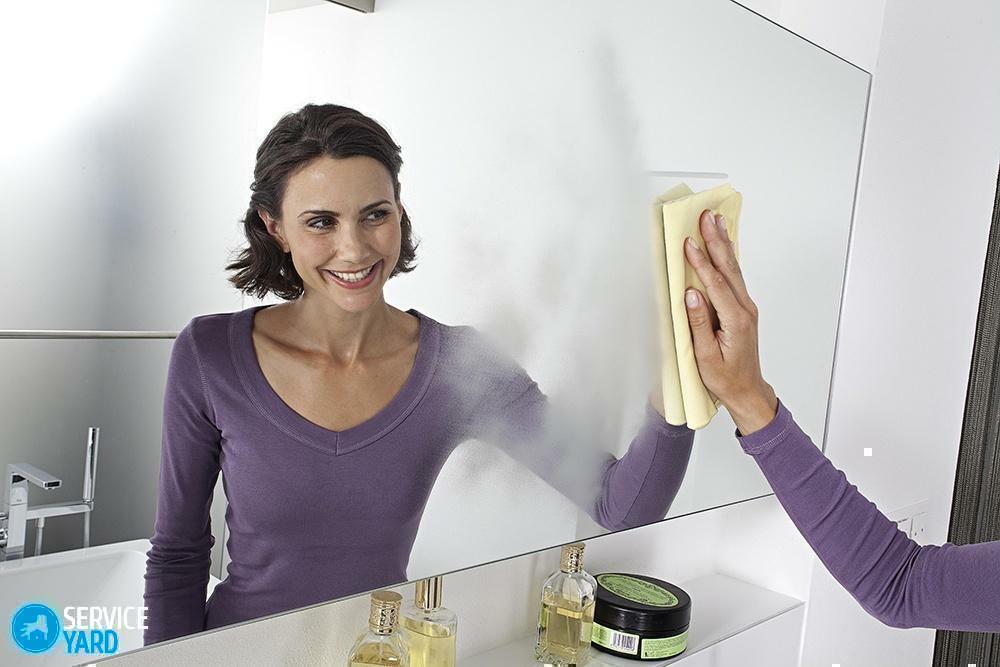Hoe maak je de spiegel in de badkamer schoon van de plaquette?