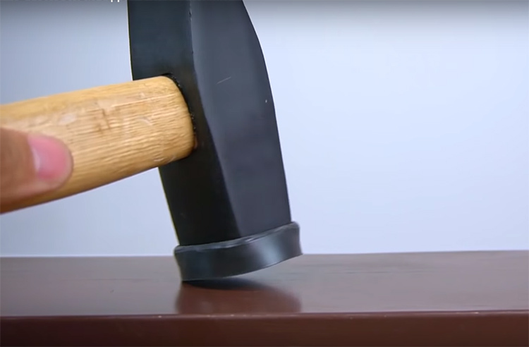 Questo martello a martello fatto in casa ti aiuterà a far fronte a lavori delicati senza danneggiare la superficie di metallo sottile, legno o piastrelle.