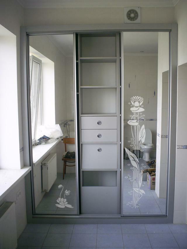 Glidende garderobe af indbygget type i det indre af badeværelset