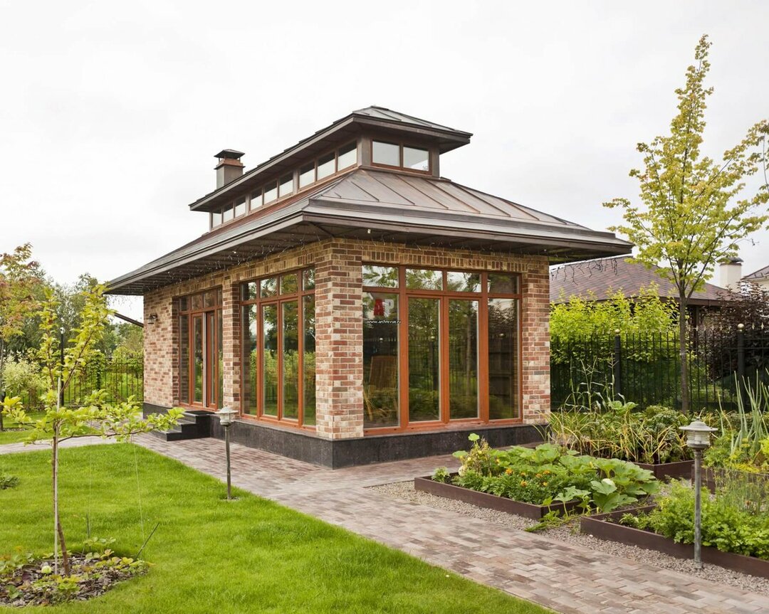 Tuinhuisjes voor zomerhuisjes: foto's van mooie zomerstructuren met een origineel ontwerp in de tuin