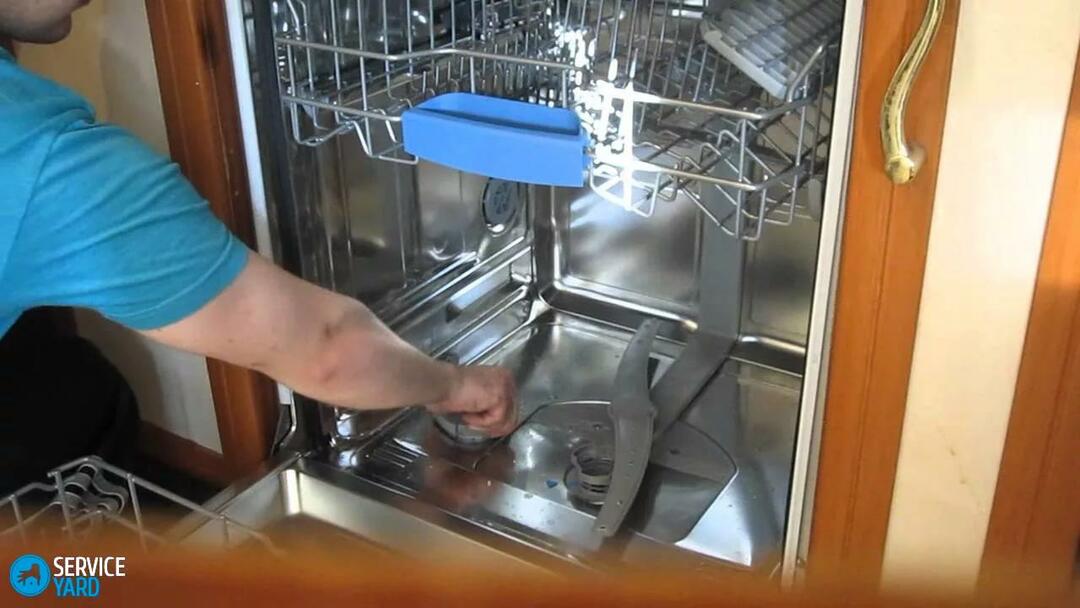 Bulaşık makinesi su tahliye etmez ve bulaşık makinesinde su vardır