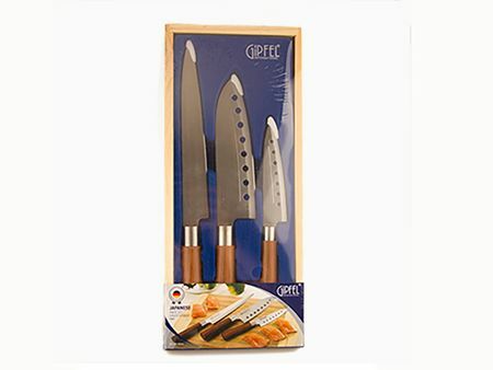 9864 GIPFEL 3 -osainen japanilaisten veitsien sarja puulaatikossa. Koostumus: leikkuuterä 20 cm, santoku -veitsi 18 cm, yleisveitsi 13 cm. Terän materiaali: 3Cr13. Kahvan materiaali: polypropeeni.