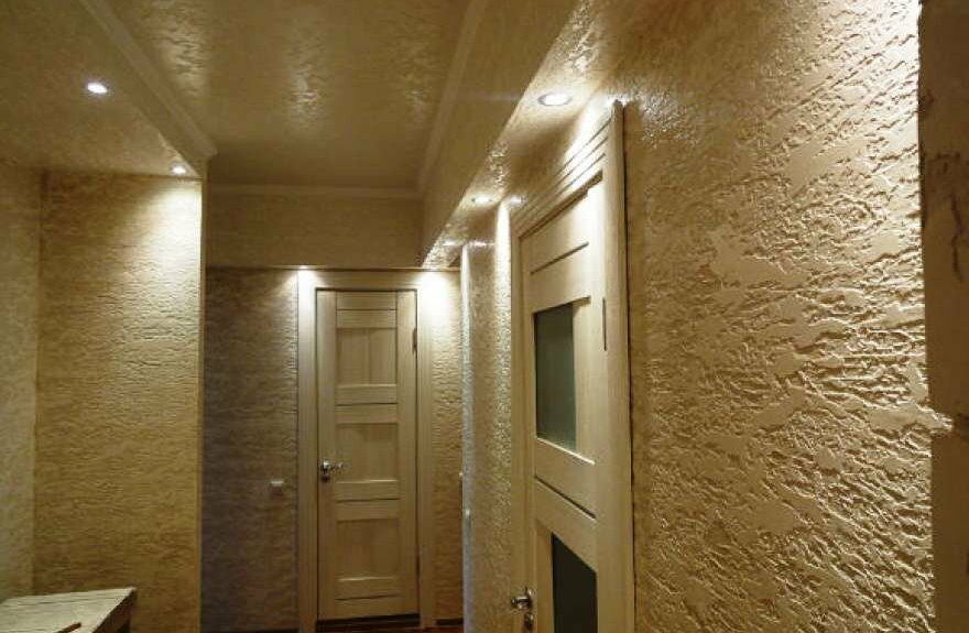 Decoração de parede de gesso em um pequeno corredor