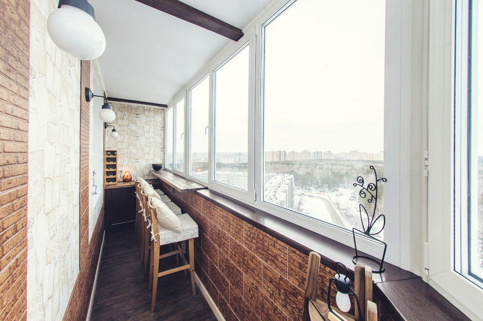 Comptoir de bar poli sur le balcon dans un style loft
