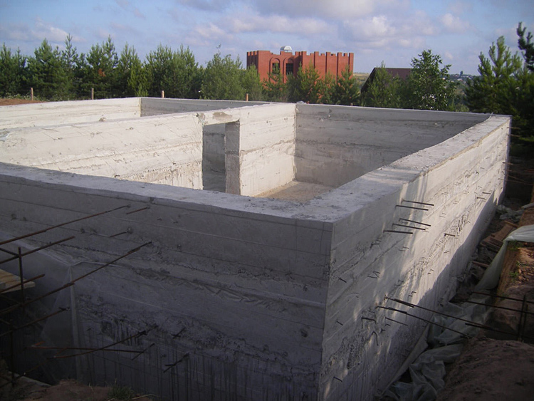 Betong hälls vanligtvis under monolitisk konstruktion, vilket undviker fogar som kan misslyckas under byggnadens drift