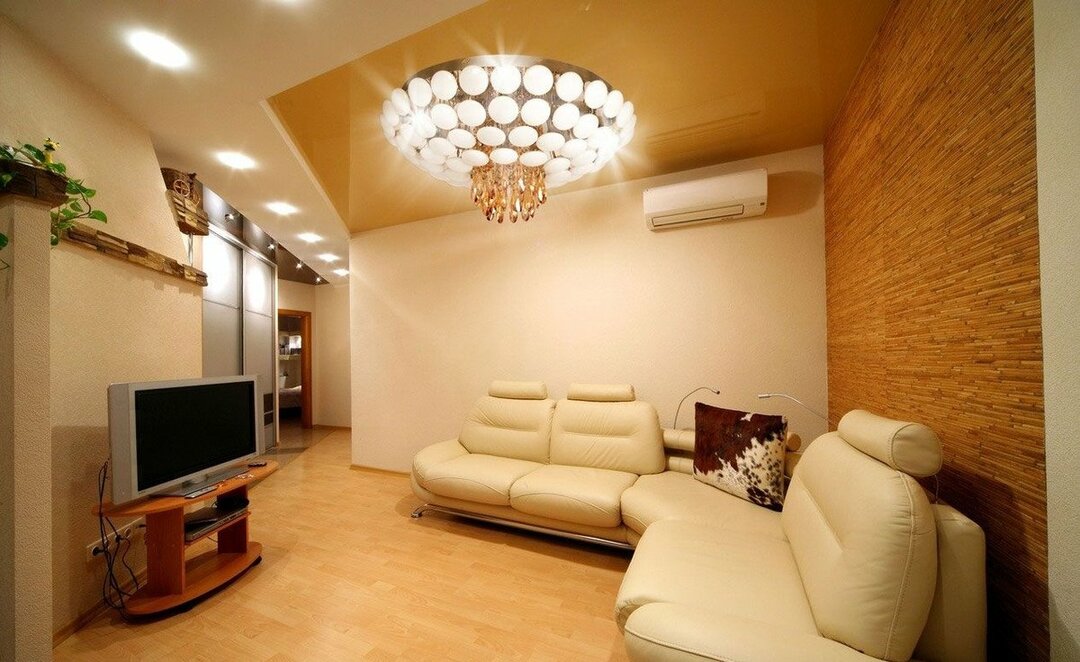 belysning i stua i en treroms leilighet