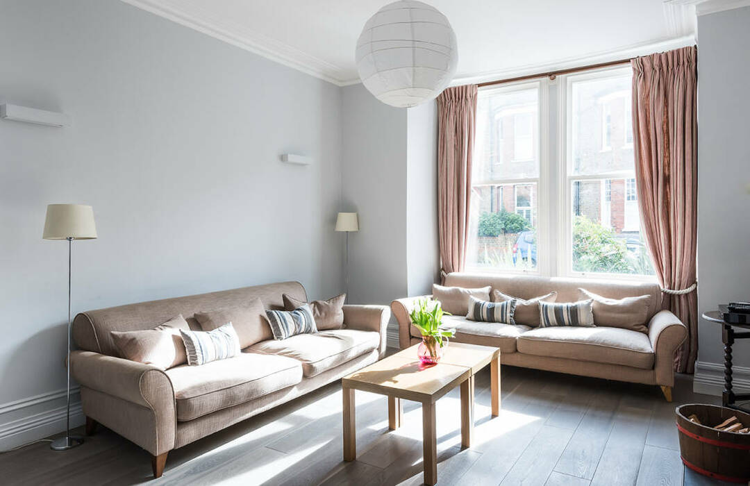 Zwei Sofas im Wohnzimmer: wie man es richtig platziert, Installation in einem kleinen Raum