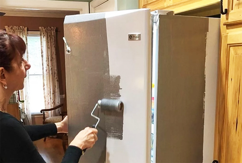 Buzdolabını sadece emaye boyalarla veya isteğe bağlı olarak çekiç boyalarla boyamaya değer. İkincisi, alışılmadık bir etki ve çok uzun süreli bir kapsama alanı sağlar.