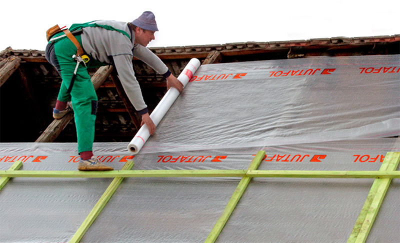 All about waterproofing film for roofing: selection and installation
