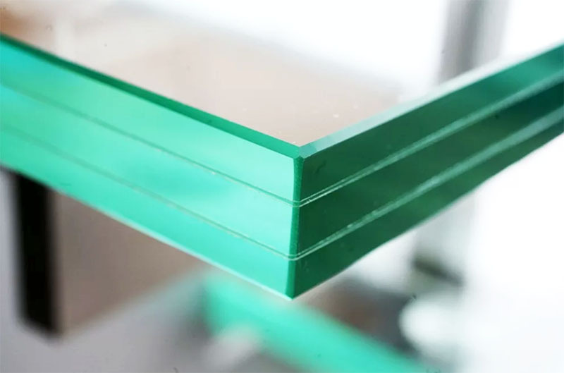 Glasschichten werden mit einer transparenten Folie verklebt, die die Struktur verstärkt und Spannungen bei mechanischer Belastung reduziert